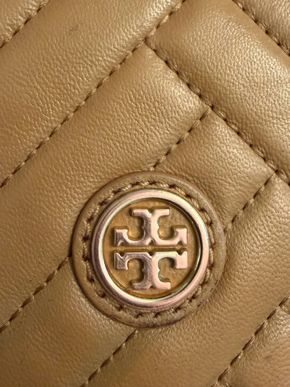 Tory Burch Alexa Crossbody Bag Quilted Chevron Tan Leather $428 Retail Gold Logo